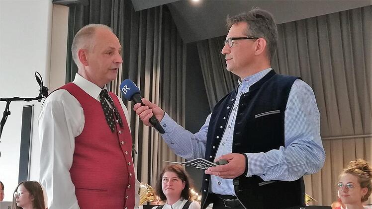 Walter Borst (links), Dirigent der Blaskapelle Aschach, hatte seinem Musiker-Kollegen und BR-Moderator Werner Aumüller die Live-Sendung aus Bad Bocklet vorgeschlagen. Foto: Sigismund von Dobschütz