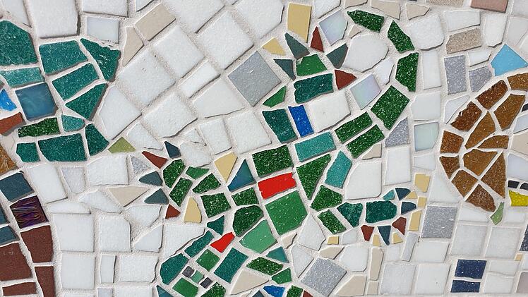 Ein Mosaik-Salamander ist am Fuß der Säule zu entdecken. Foto: Dagmar Besand