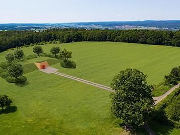 Ohne Umzäunung, dafür mit Flachdach und Gabionenwand: So soll der Rothofhügel aussehen, wenn er voraussichtlich 2021 abgeschlossen sein wird. Anders als auf der Illustration wird das Hochplateau jedoch nicht als  Wiese, sondern wie bisher als Ackerfläche genutzt.  Grafik: Stadtwerke Bamberg