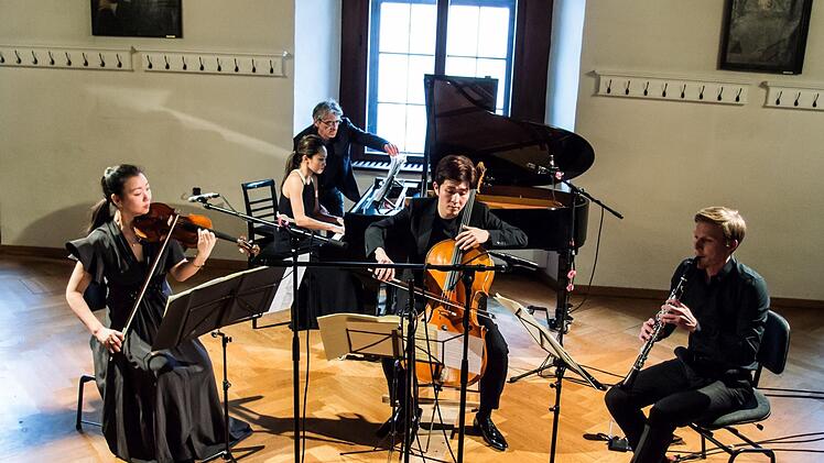 Megumi Ikeda, Kyoko Frank,  Woongwhee Moon und Philipp Grzondziel (von links) beeindruckten beim Kammerkonzert im Rathaussaal.Foto: Jochen BErger