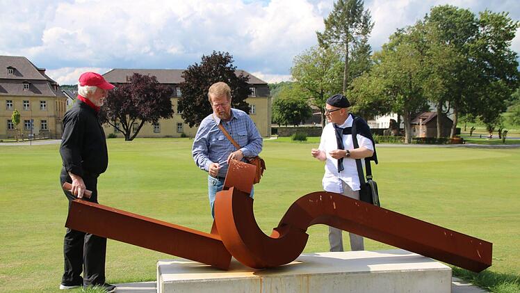 Ulrich Zühlke, Kurt Grimm und Thomas Pfarr an der Skulptur