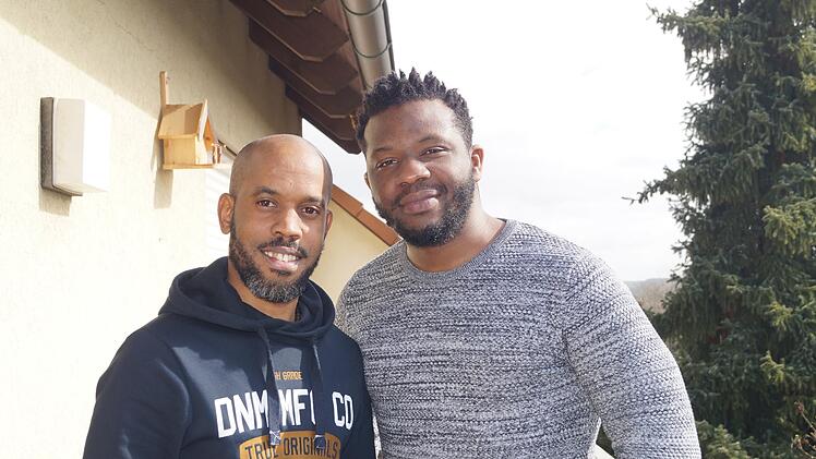 Musikerfreund Dayron Daniel Mena Medrano (l.) wohnt mit Vaillant (r.) zusammen. Beide wollen ihre Lebensgefährtinnen heiraten. Foto: Charlotte Wittnebel-Schmitz