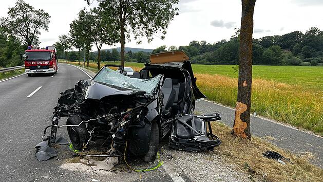 Fahranf&auml;ngerin kommt von Fahrbahn ab prallt gegen zwei B&auml;ume