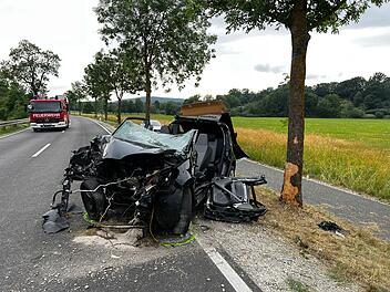 Fahranf&auml;ngerin kommt von Fahrbahn ab prallt gegen zwei B&auml;ume