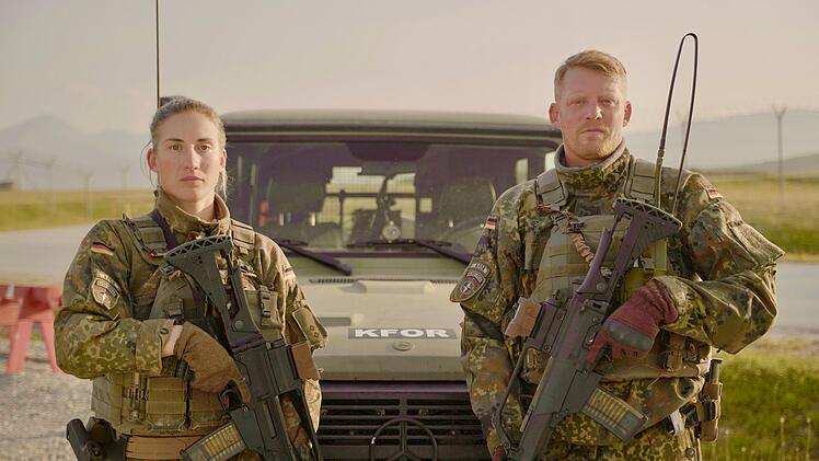 Alina (33) und Peter (39) sind für die Bundeswehr im Kosovo im Einsatz.