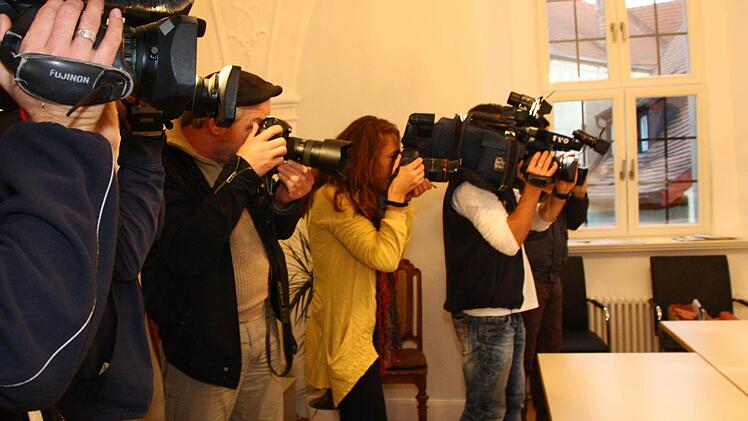 Die Auszählung beginnt und das Medieninteresse ist groß Fotos: Katrin Geyer