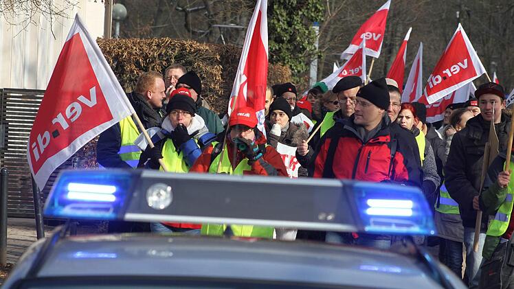 Mit Blaulicht ging es für die Streikenden durch die Stadt. Fotos: Michael Busch