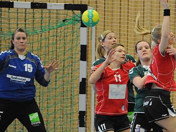 Die Abwehr steht: SG-Torfrau Stephanie Piske kann sich hier auf Manuela Schäfer und Lisa Wenzke (von links) verlassen, die den Sulzbacherinnen Sandra Christlein und Louisa Lotter (rechts) die Kugel abjagen. Foto: Hopf