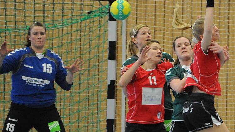Die Abwehr steht: SG-Torfrau Stephanie Piske kann sich hier auf Manuela Schäfer und Lisa Wenzke (von links) verlassen, die den Sulzbacherinnen Sandra Christlein und Louisa Lotter (rechts) die Kugel abjagen. Foto: Hopf