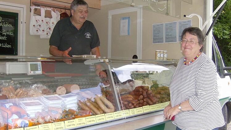 Alfred Schaffer verkauft Wurst, seine Kundin Irtmgard Ginzel freut es.