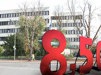 Bei "annähernd" 8,50 Euro liegen die von der Agentur für Arbeit in Forchheim vermittelten Jobs. Foto: Ekkehard Roepert/Grafik: Carolin Höfler