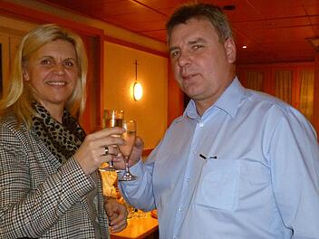 Freie-Bürger-Chef Matthias Barnickel stößt mit Susanne Grebner auf deren Nominierung als Bürgermeisterkandidatin an. Foto: Corinna Igler