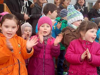 Die Kinder singen ein selbst gedichtetes Lied zur Einweihung. Fotos: Gabi Arnold