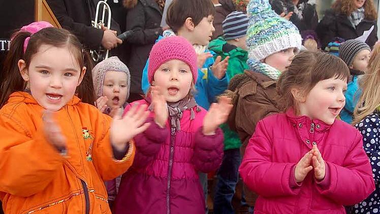 Die Kinder singen ein selbst gedichtetes Lied zur Einweihung. Fotos: Gabi Arnold