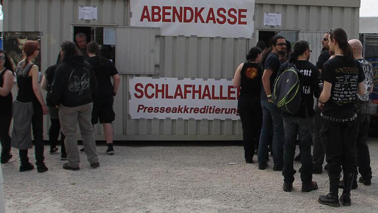 An der Abendkasse musste man am Freitagmittag bereits einige Zeit warten. Foto: Marc Tussetschläger