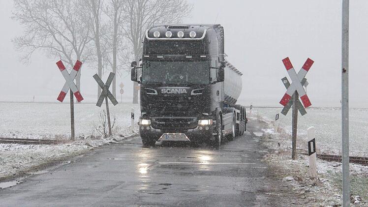 An der Strecke gibt es mehrere unbeschrankte Bahnübergänge.