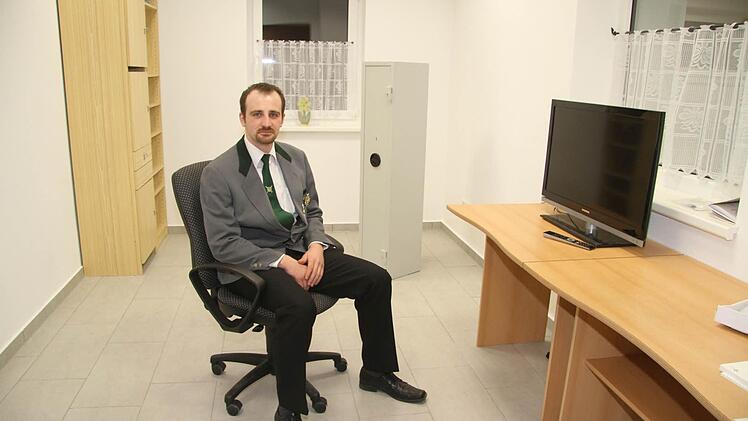 Mark Trapper zeigt sein Schützenmeisterzimmer. Weiteres Inventar soll folgen. Foto: Sonja Adam