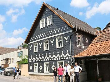 Zur Straßenseite präsentiert sich die ehemalige Schmiede nun wieder schmuck wie einst. Davor (von links) Hatice und Ali Gündüz, Hans-Heinrich Eidt, Gabriele und Michal Stoschek.