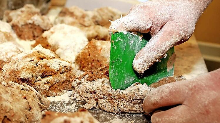 Für fleißige Hände in Backstuben gibt es jetzt mehr Geld dank eines neues Tarifvertrages für Bäcker und Verkäuferinnen. Foto: NGG