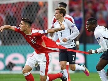 Fünf Trikots zerrissen beim Spiel Frankreich gegen die Schweiz Foto: epa/dpa