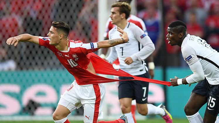 Fünf Trikots zerrissen beim Spiel Frankreich gegen die Schweiz Foto: epa/dpa