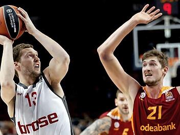 Janis Strelnieks (l.), der im Hinspiel mit 18 Punkten Topwerfer der Bamberger war, setzt sich gegen den 27 Zentimeter größeren Tibor Pleiß durch. Foto: dpa