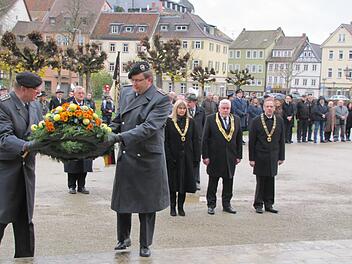 Kranzniederlegung in den Schlossplatzarkaden. Martin Koch