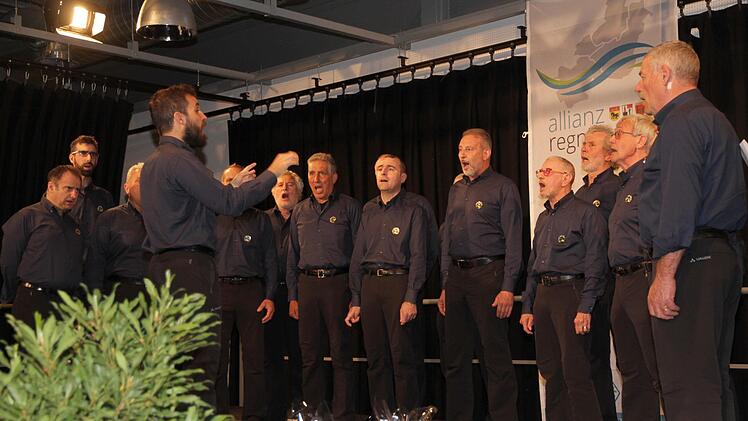 Der Bergsteigerchor Cato Alpino aus RonzoChienis eröffnete musikalisch mit der Europahymne auf Deutsch undItalienisch.