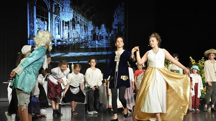 Die Prinzessin (Sandra Neubauer) hasst Kinder. Wegen ihr wird der Prinz (Hannah Kleinhenz) (von rechts) zum Biest. Foto: Peter Klopf