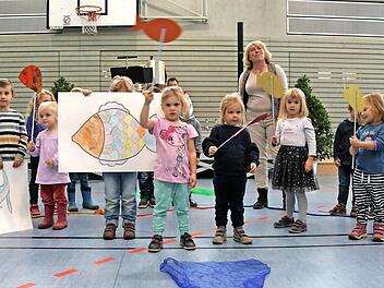 Die Kinder der Pinguingruppe erzählten eine Geschichte in drei Liedern. Foto: Sylvia Hubele