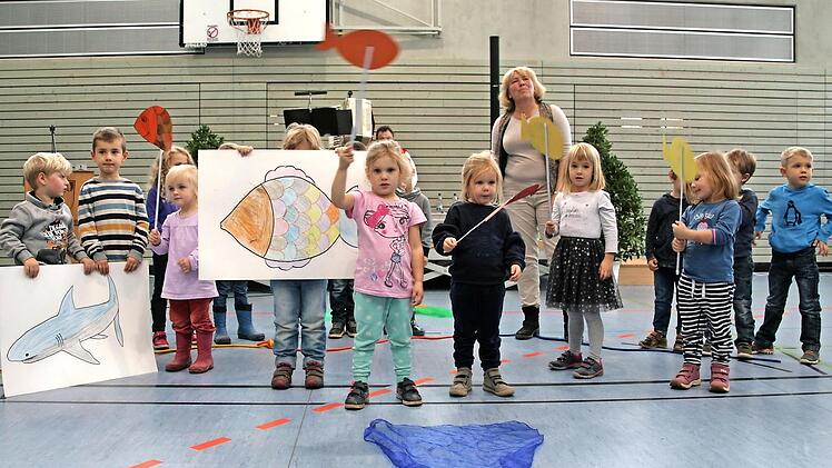 Die Kinder der Pinguingruppe erzählten eine Geschichte in drei Liedern. Foto: Sylvia Hubele