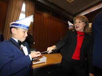 Jonas ließ sich den gefunden Schlüssel von Bürgermeisterin Renate Schroff nicht mehr entreißen.