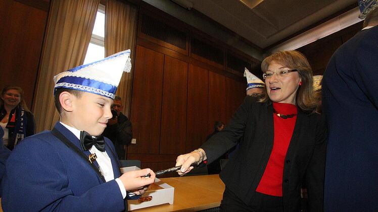 Jonas ließ sich den gefunden Schlüssel von Bürgermeisterin Renate Schroff nicht mehr entreißen.
