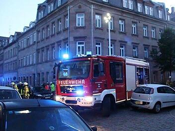 Bei einem Einsatz in F&uuml;rth kam es zu Schwierigkeiten, weil jemand den Weg zugeparkt hatte. Dadurch wurden Menschleben gef&auml;hrdet. Foto: NEWS5 / Bauer