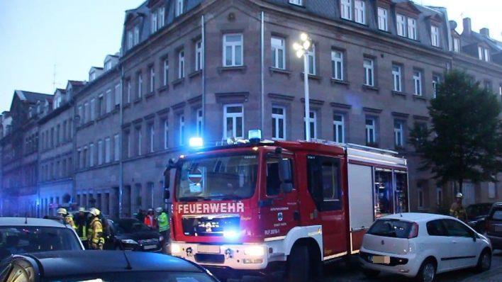 Bei einem Einsatz in Fürth kam es zu Schwierigkeiten, weil jemand den Weg zugeparkt hatte. Dadurch wurden Menschleben gefährdet. Foto: NEWS5 / Bauer