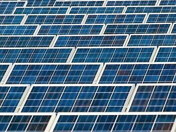 Der Gemeinderat Untermerzbach brachte die Planungen für den "Solarpark Buch" voran. Dazu gab es einige Einwendungen.  Symbolbild: dpa/Archiv