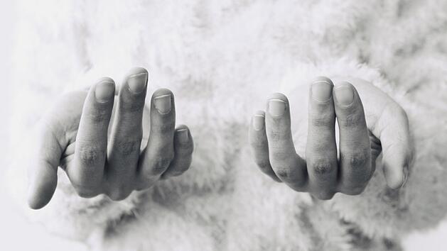 Verformungen, Rillen oder Flecken auf den Fingern&auml;geln k&ouml;nnen Hinweise auf leichte und schwere Krankheiten sein.