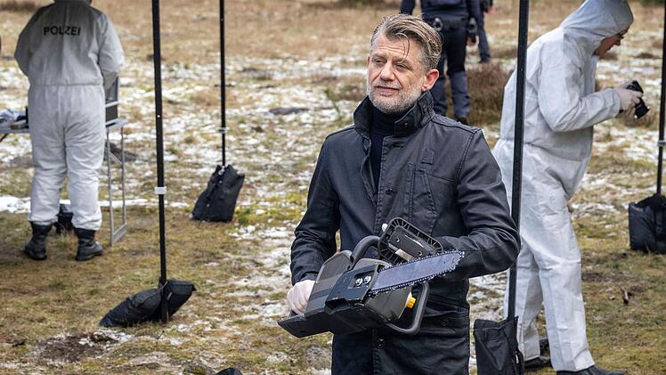 Am Tatort ist Kollege Pöschel (Andreas Guenther) wieder um keinen Spruch verlegen.