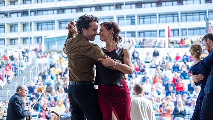 Ina Behrendsen (Julia Brendler) und Hinnerk Feldmann (Oliver Wnuk) liefern auch vor Publikum eine starke Tango-Vorstellung ab.