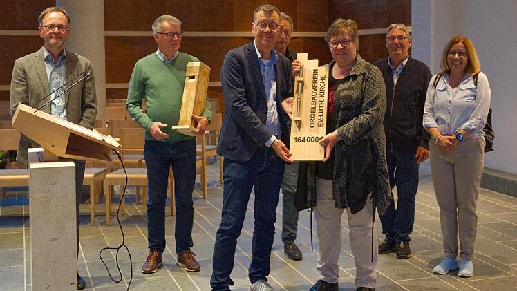 Sven Pastowski &uuml;berreicht den symbolischen Spendenscheck an Pfarrerin Elke Dollinger. Hinten (v.l.): Kantor Gerald Fink, Dieter Weidlich, Oliver Sch&uuml;rrle, Uwe Aegerter und Ute Stopfer.