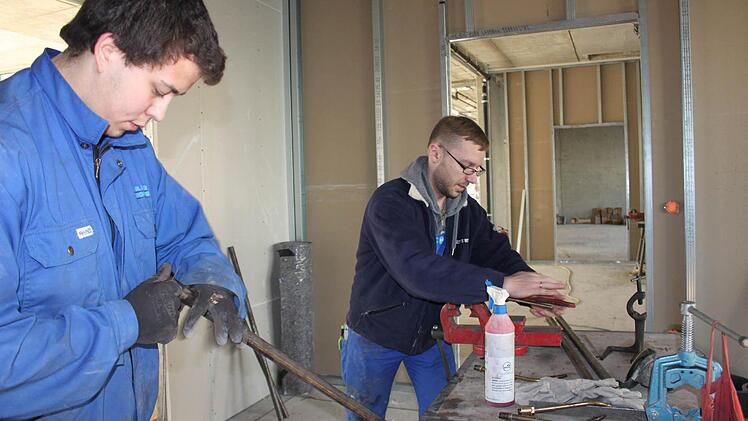 Mitarbeiter der Firma Maier und Georgs aus Nürnberg verlegen die Heizungsrohre. Foto: Andreas Dorsch