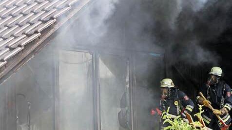 Atemschutzträger dringen von der Giebelseite in den Dachstuhl vor.  Foto: Geiling