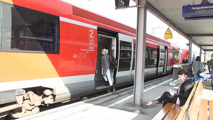 Marie Petterich stieg am Mittwoch um 13.39 Uhr in Kulmbach in ihren Regionalexpress, der die FOS-Schülerin heim nach Burgkunstadt brachte. Dieser Zug war (fast) pünktlich - und er fuhr immerhin noch. (Foto: Jochen Nützel)