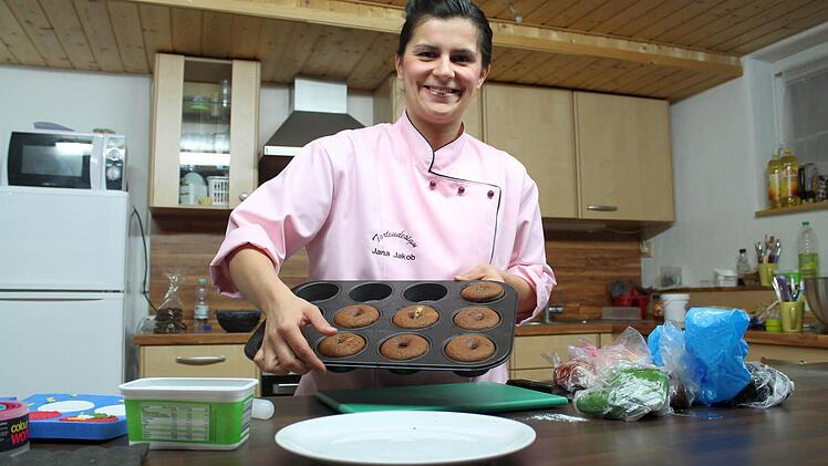 Die Cupcakes in Förmchen füllen und nach 30 Minuten kommen sie aus dem Ofen.