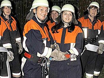 Die Frauen der Wehren aus Vogtendorf, Höfles, Fischbach und Wötzelsdorf stehen bei der Feuerwehr schon lange ihren "Mann". Bei der Übung am Schützenhaus waren sie zahlreich vertreten.  Foto: Michael Wunder