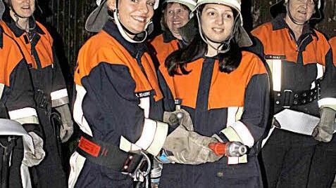 Die Frauen der Wehren aus Vogtendorf, Höfles, Fischbach und Wötzelsdorf stehen bei der Feuerwehr schon lange ihren "Mann". Bei der Übung am Schützenhaus waren sie zahlreich vertreten.  Foto: Michael Wunder