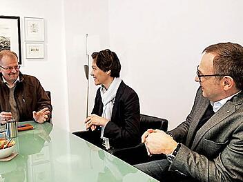 Bei der Spenden&uuml;bergabe (von links): Pfarrer Thomas Teuchgr&auml;ber, Christina Bijok sowie Past-Pr&auml;sident Hans Walter Wittig. Foto: Lea Schreiber