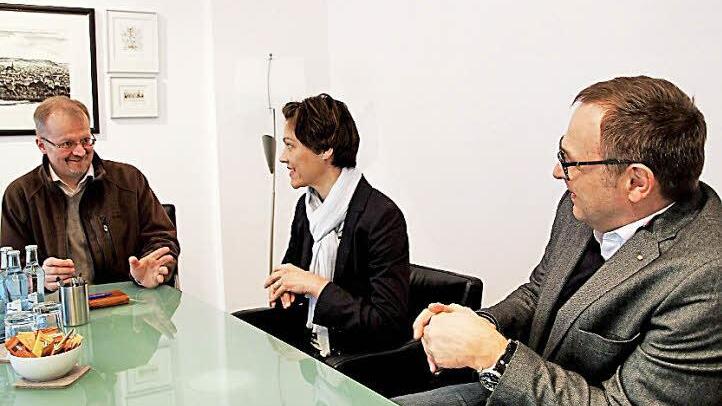 Bei der Spenden&uuml;bergabe (von links): Pfarrer Thomas Teuchgr&auml;ber, Christina Bijok sowie Past-Pr&auml;sident Hans Walter Wittig. Foto: Lea Schreiber