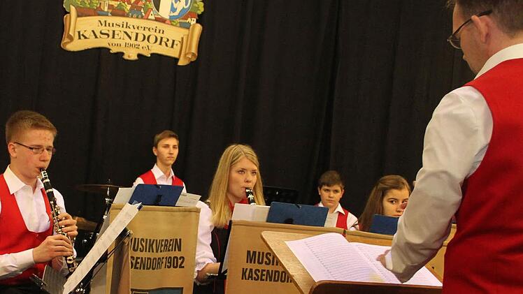 Jürgen Eschenbacher dirigiert das Jugendblasorchester. Foto: Sonja Adam