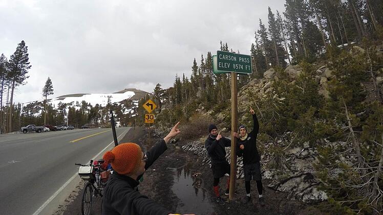 Endlich oben. Die drei "Coast2Coast"-Radler haben den Carson Pass geschafft. Fotos: privat